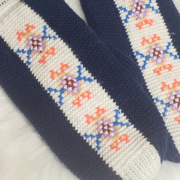 Vintage Nordic Patterned Knit Mittens - Picture 6 of 8